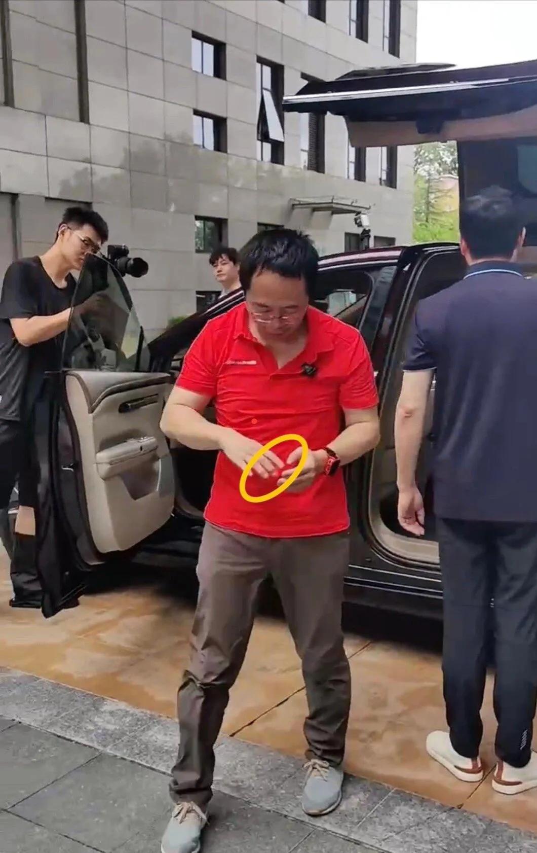 工作人员：反正夹的不是我，我管它防不防夹

7月30日，周鸿祎，体验广汽埃安旗下