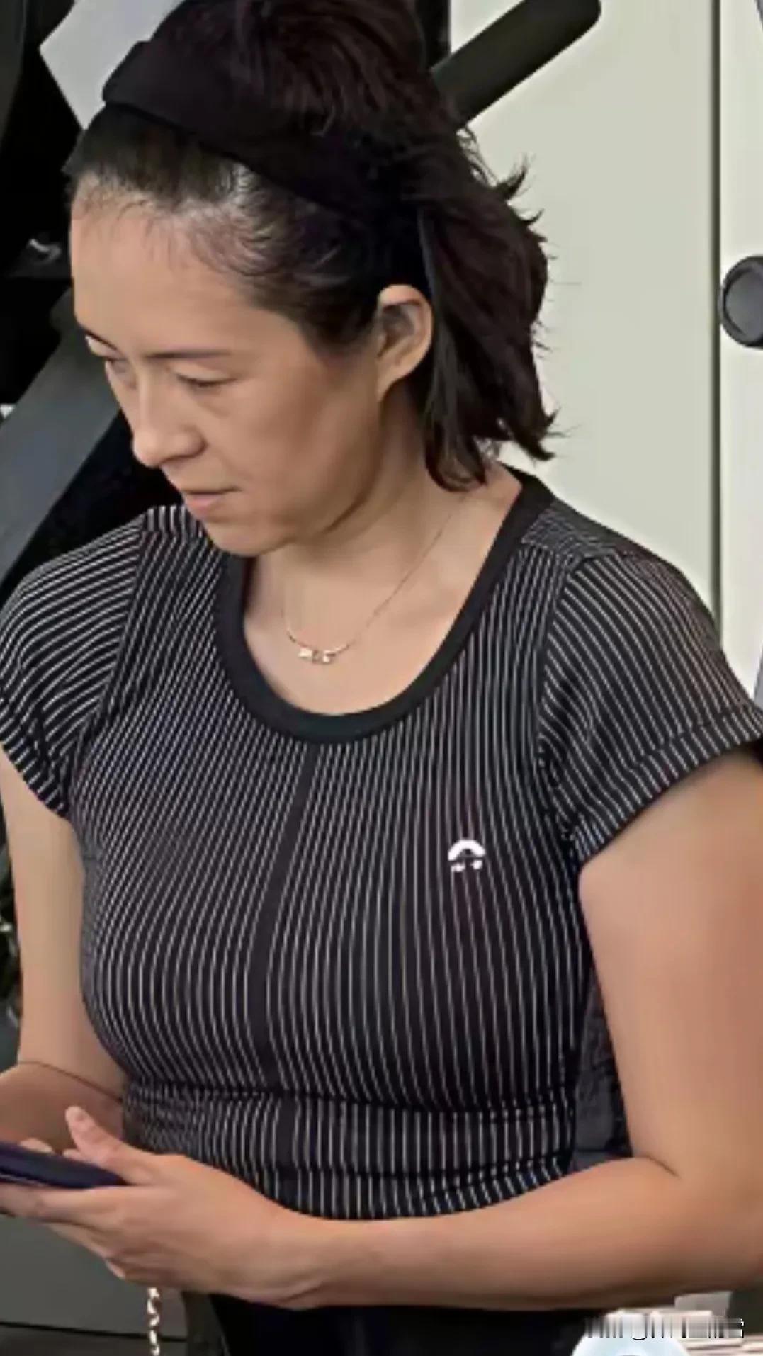 阿那亚这么好玩吗？好多明星都去流连流连，这不，连国际章也去了。

这是网友镜头下