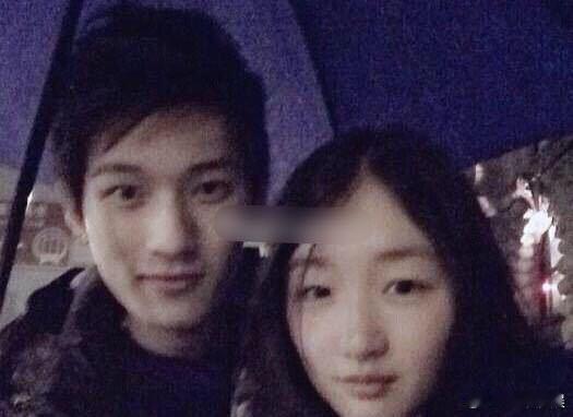 周冬雨唯一公开过的男友田明鑫 看周冬雨最近的热搜，突然有点唏嘘。这么多年绯闻不断