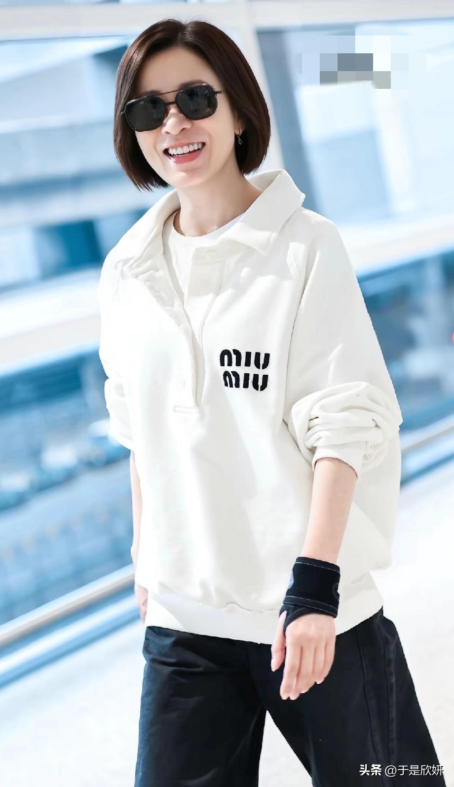 49岁佘诗曼机场生图杀疯了！港剧大女主的松弛感，才是真顶流
 
谁懂啊！佘诗曼这