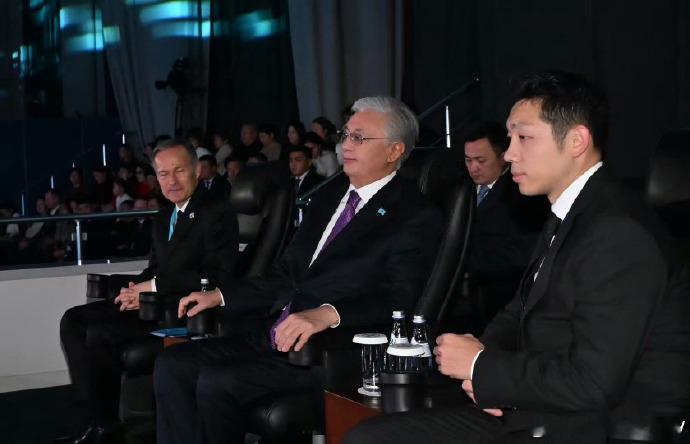 许昕与哈萨克斯坦总统进行会谈 据乒乓世界报道，当地时间10月29日，奥运冠军昕受