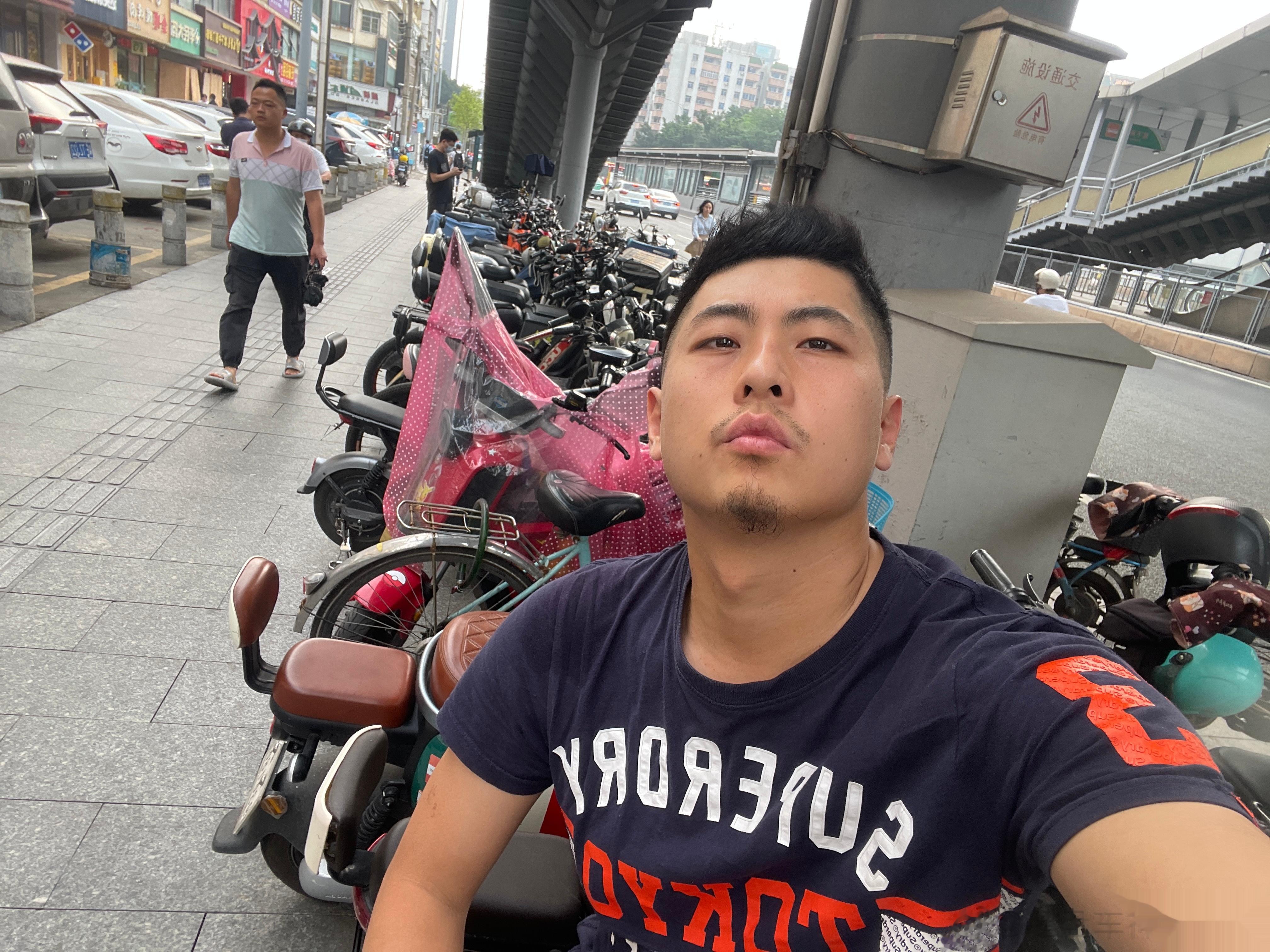 路边电瓶车上坐会儿，吹吹风，真惬意啊。广东电动车真好，都不报警的。 ​​​