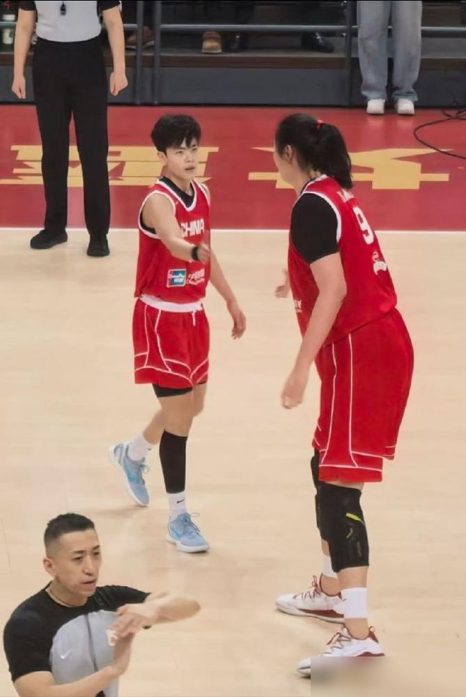 领先19分转眼挥霍一空，第四节全队硬是只投进可怜的9分，眼看巴西队迎着封盖砸进0