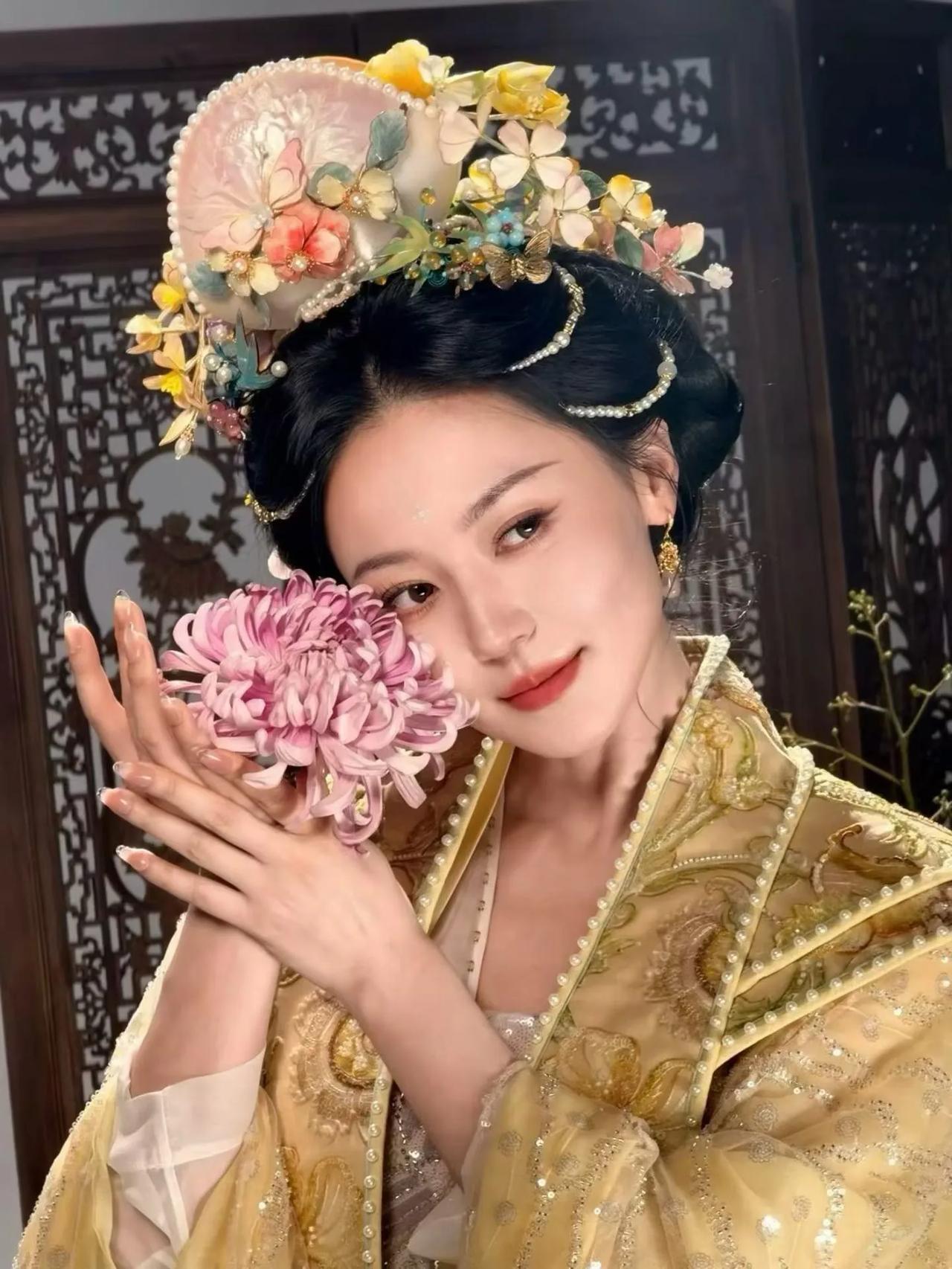 黄梦莹鎏金花神美照，似乎好久没她的消息

黄梦莹曾被说没有主角脸，其实这话听起来