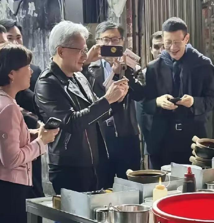 来看看4万亿美元的CEO都用的啥手机？
北京媒体会上，黄仁以前送奶车颠簸几十公里