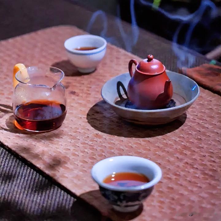 择一处清幽——或是阳台一角，或是树荫半片，把喧闹隔在外面。烧水温杯，斟一盏芳茗，