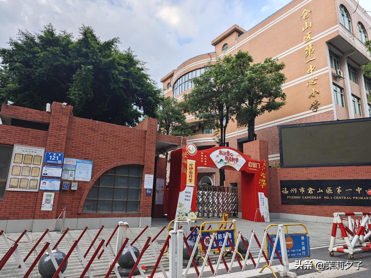 走到仓山区第一中心小学附近，便是先锋菜市场的分支。
一部分是常驻的固定摊位，一部