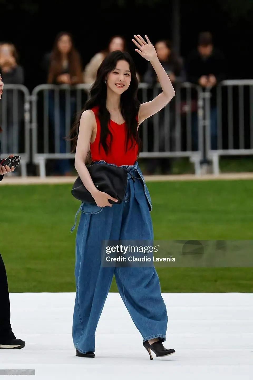 陈都灵罗意威g社生图，无打光这样真的美得超神了，好明媚的一抹红[送花花] ​​​