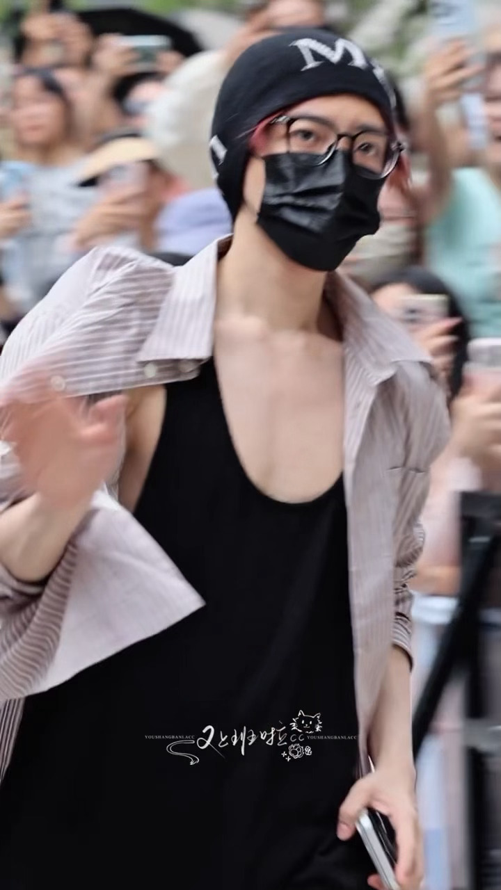 侯明昊你富有且慷慨！！！！！！！你就是男菩萨侯明昊 低胸黑背心侯明昊超低胸黑背心