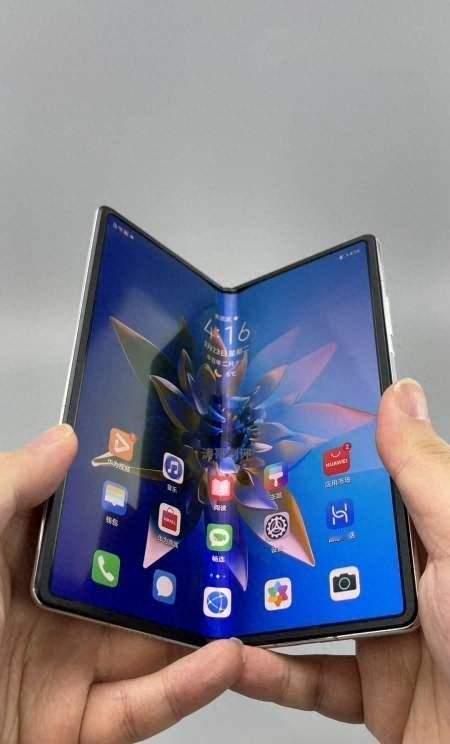 刘德华幽默带货:“三折叠不好用找余总”！华仔一句话华为赢麻了
