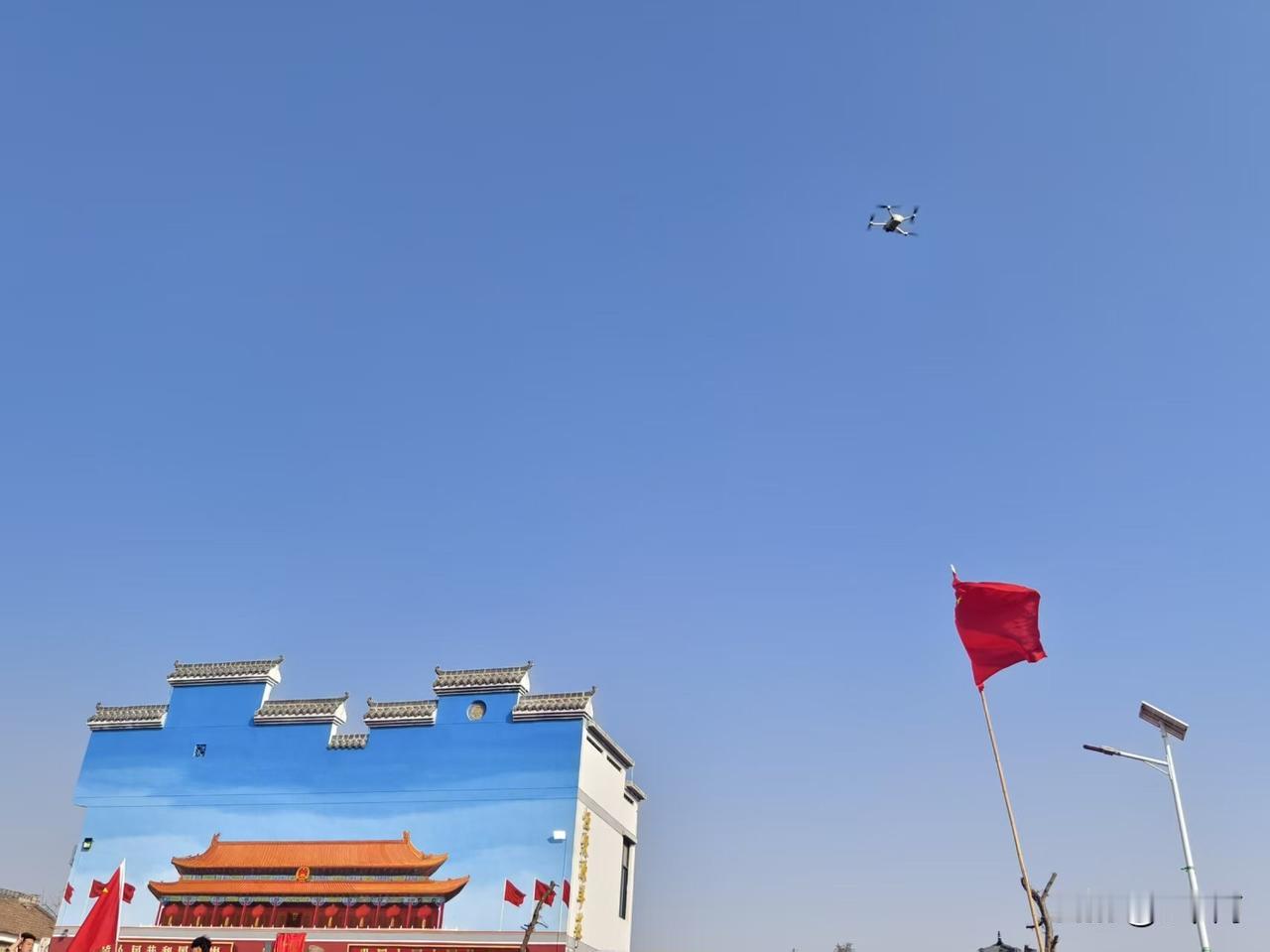 今天的永利村，人乌泱泱的，比唱大戏还热闹，好在有大麦田，这么多的人才有地儿站。几