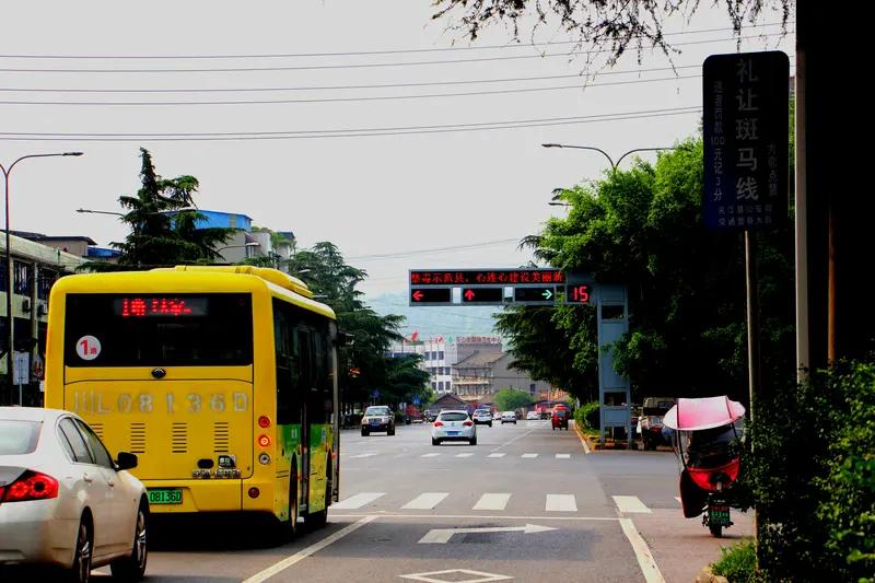 这广告一出现就遭网友吐槽，大家都觉得内容不妥，看得人不适。原来这是公交公司经营行