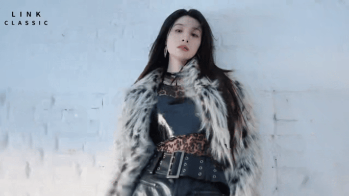 隆妮让高智文女主有脸了 隆妮最新杂志大片杀疯！黑纱裙慵懒疏离，毛绒外套气场拉满，