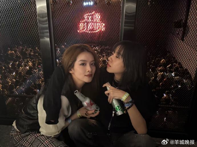 #庄达菲陈昊宇合照# 4月7日，在社交平台晒出和的合照，并配文“我会一直在你身后