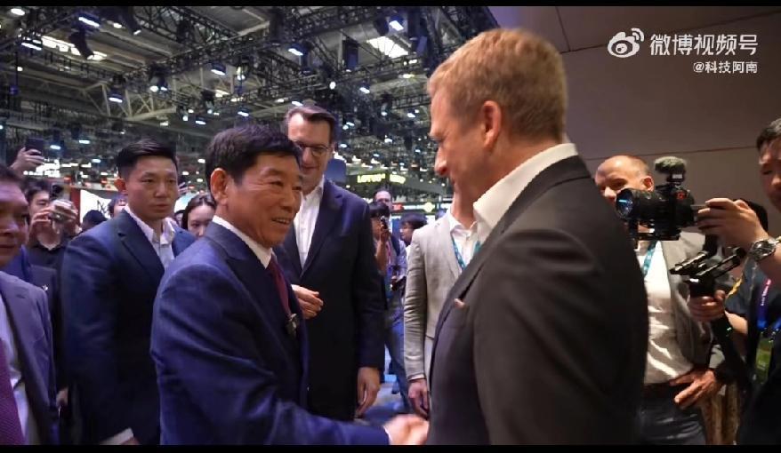 只有势均力敌，才能称兄道弟，长城和宝马互动越来越多，魏建军和齐普策（Oliver