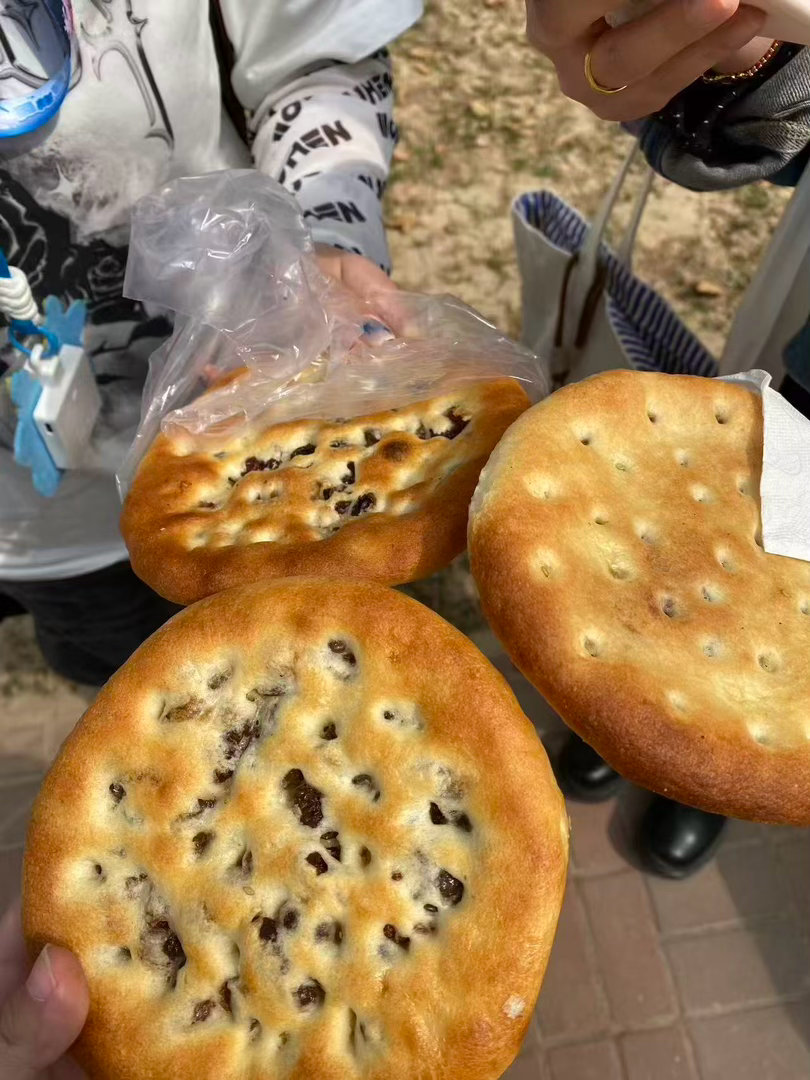 双向奔赴的温柔永远是娱乐圈的顶级浪漫今天又被鹭卓和粉丝的互动戳中了！鹭卓这趟新疆