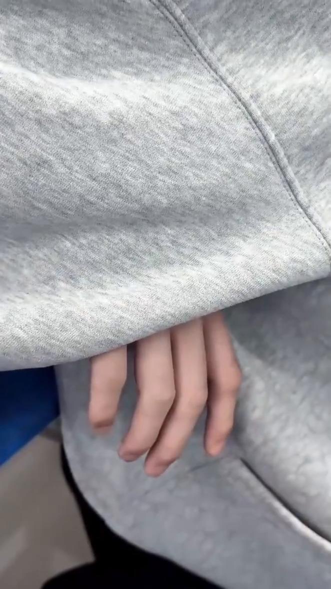 暗恋的crush睡着了，突然很想牵他的手。再试探一下，原来你在装睡。