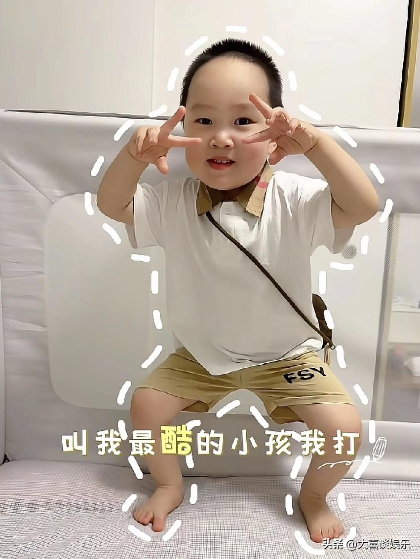 跟一个学心理的朋友分享米乐的视频，
她说一看这孩子就缺乏安全感，
拍照皮笑肉不笑