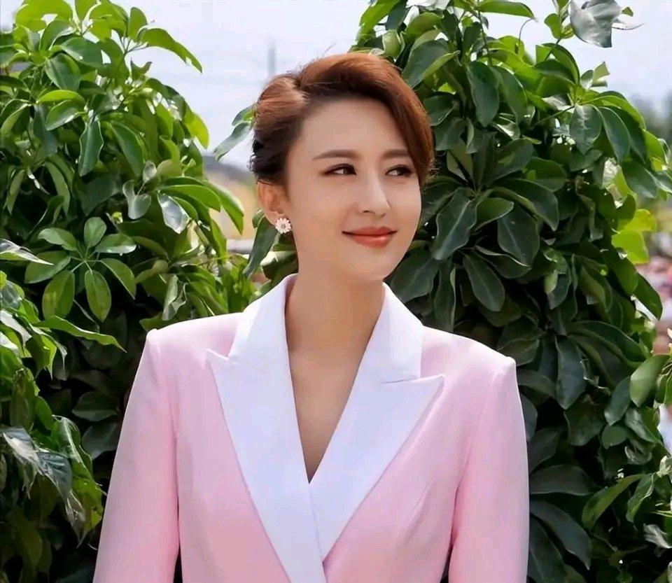 张蕾这遭遇，简直太离谱！2026年3月7号她穿正常职业套装主持公益活动，就因为裤