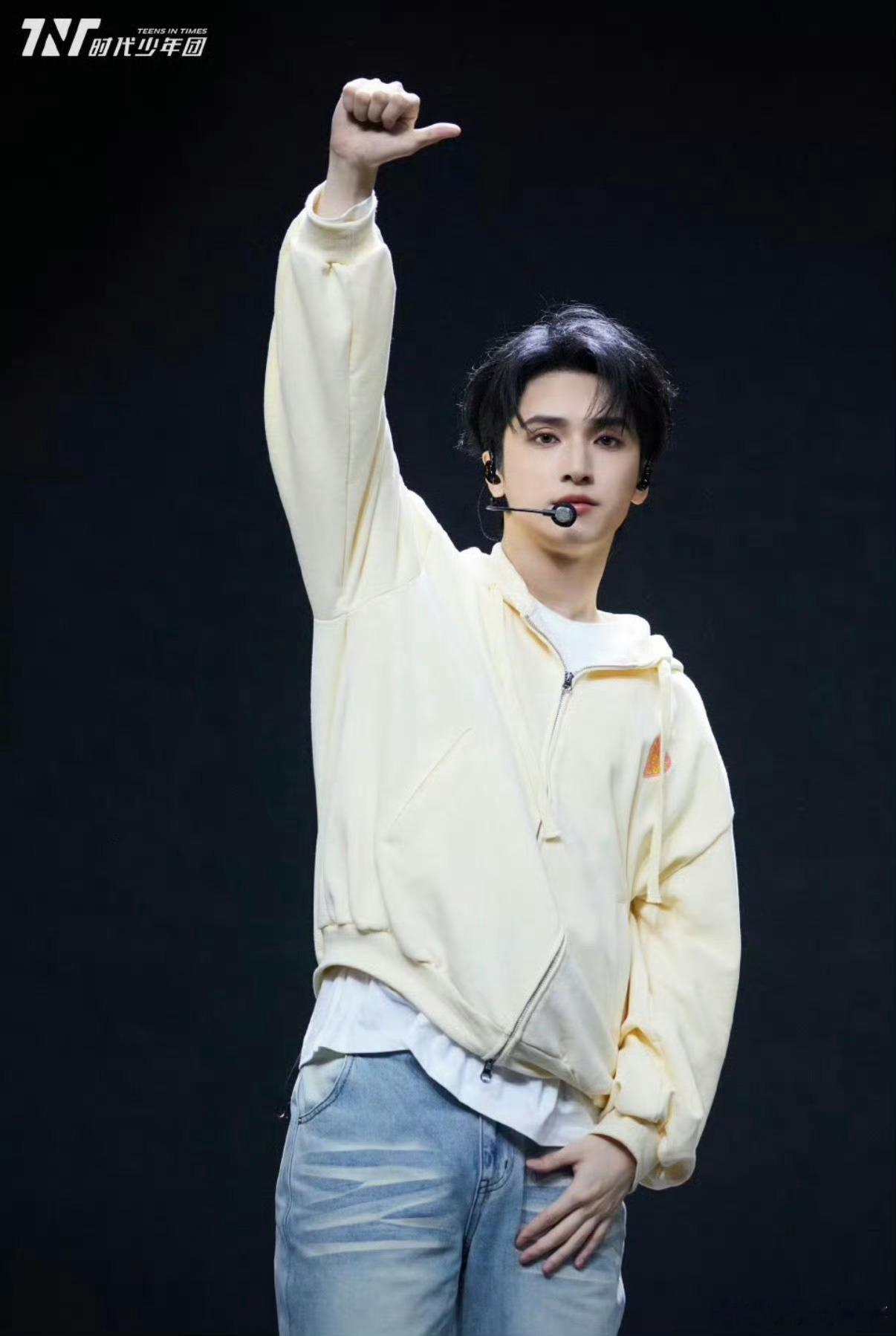 时代少年团舞台上帅到让人尖叫，又A又拽气场全开，仿佛自带光芒。谁能想到私下他们一