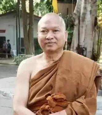 《狱中悟道》
帕巴南普老住持，
贪来贪去进牢池。
七百多年慢慢熬，
狱中修成“铁