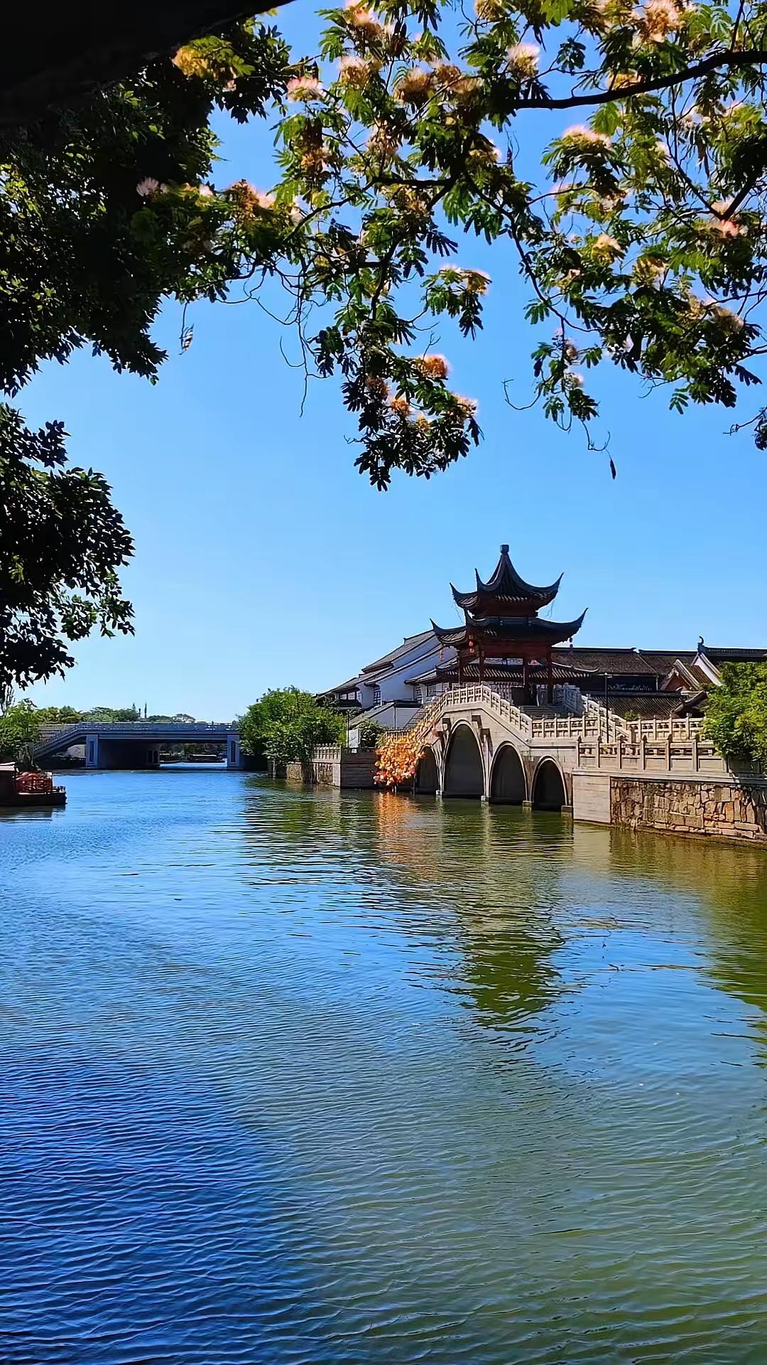 人生的优先顺序，千万别搞反了！
 
一、家庭：经济第一，感情第二
没钱的日子，爱