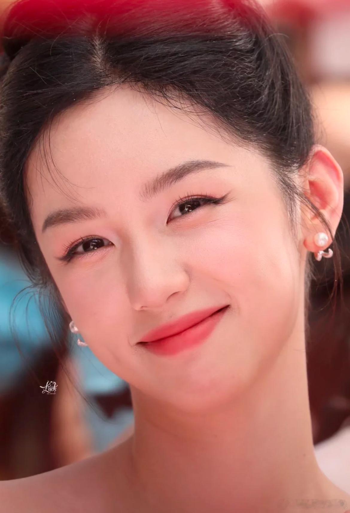 周也的生图，眼角下的小细纹都能看见，太牛的一张脸了。 ​​​