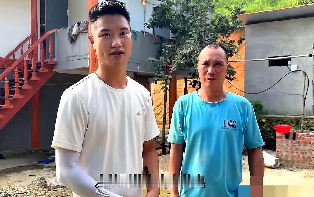 镜头里，网红小潘正大手一挥，给越南小舅子发着工资，帮小叔子盖着新房。
满屏的弹幕