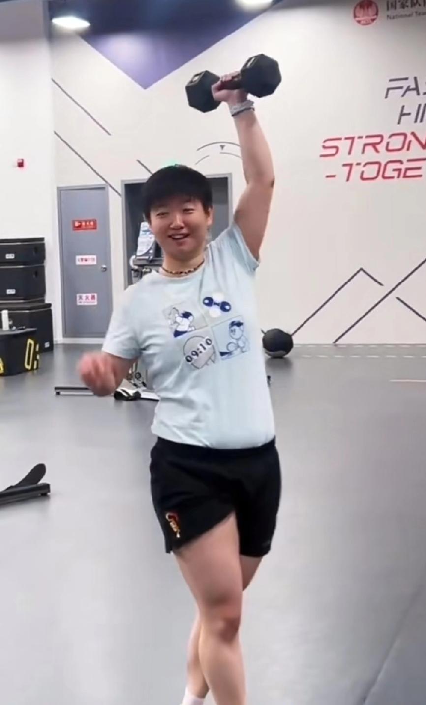 谁懂啊！刷到莎莎举哑铃，心都化了🥰
 
刚刷到一段莎莎的训练小视频，直接笑出姨