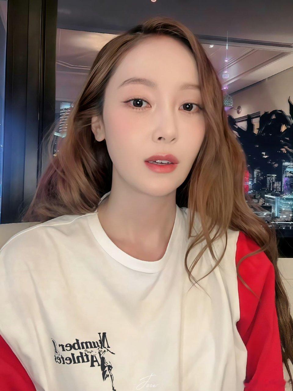 郑秀妍 我才是翻译姐姐 粉丝误认助理是翻译，郑秀妍秒“认领”身份超可爱！团队靠她