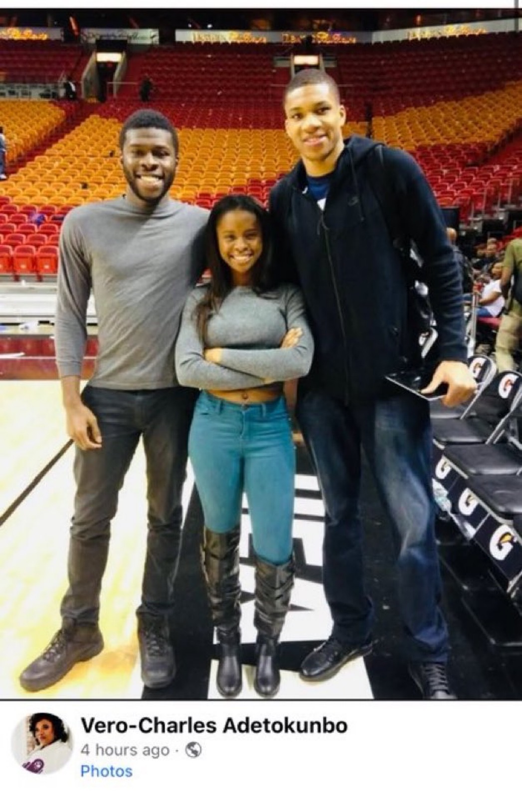 字母的母亲在Facebook上发布了一张字母在迈阿密热火队球馆的照片。 