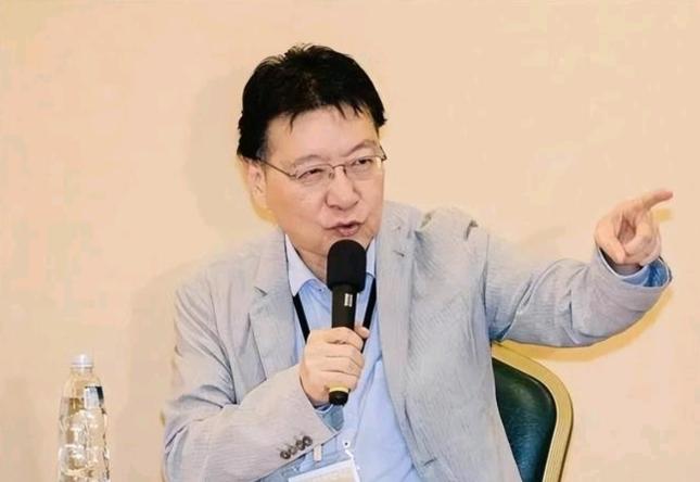 赵少康出来跟郑丽文唱对台戏了！4月19日，赵少康声称，他主张匡列8100亿元，但