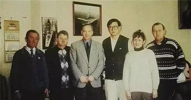 徐增平是个值得敬仰的爱国商人。他17岁参军，退伍后南下经商，后来创办创律集团。上