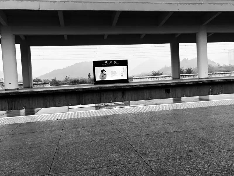 网上刷到个视频，“感动的妈，命苦的他”这说法太贴切了。视频里是中年辣妈送儿子上高