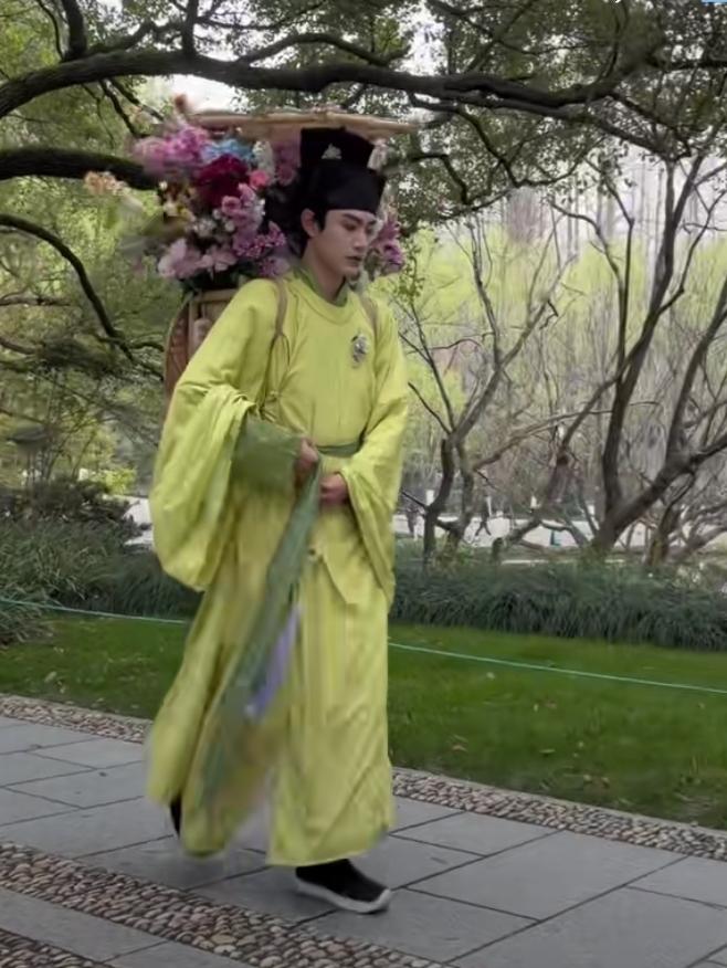 最近杭州西湖直接被簪花男生霸屏，网友直呼春日颜值天花板。一位是凭宋制汉服出圈的卖