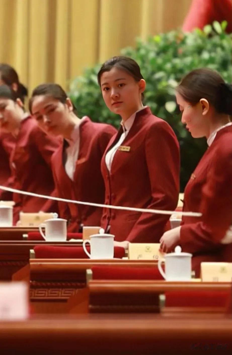 有人问:为什么大部分体制内的人，很少发朋友圈，只转发官媒消息？其实这个很好理解: