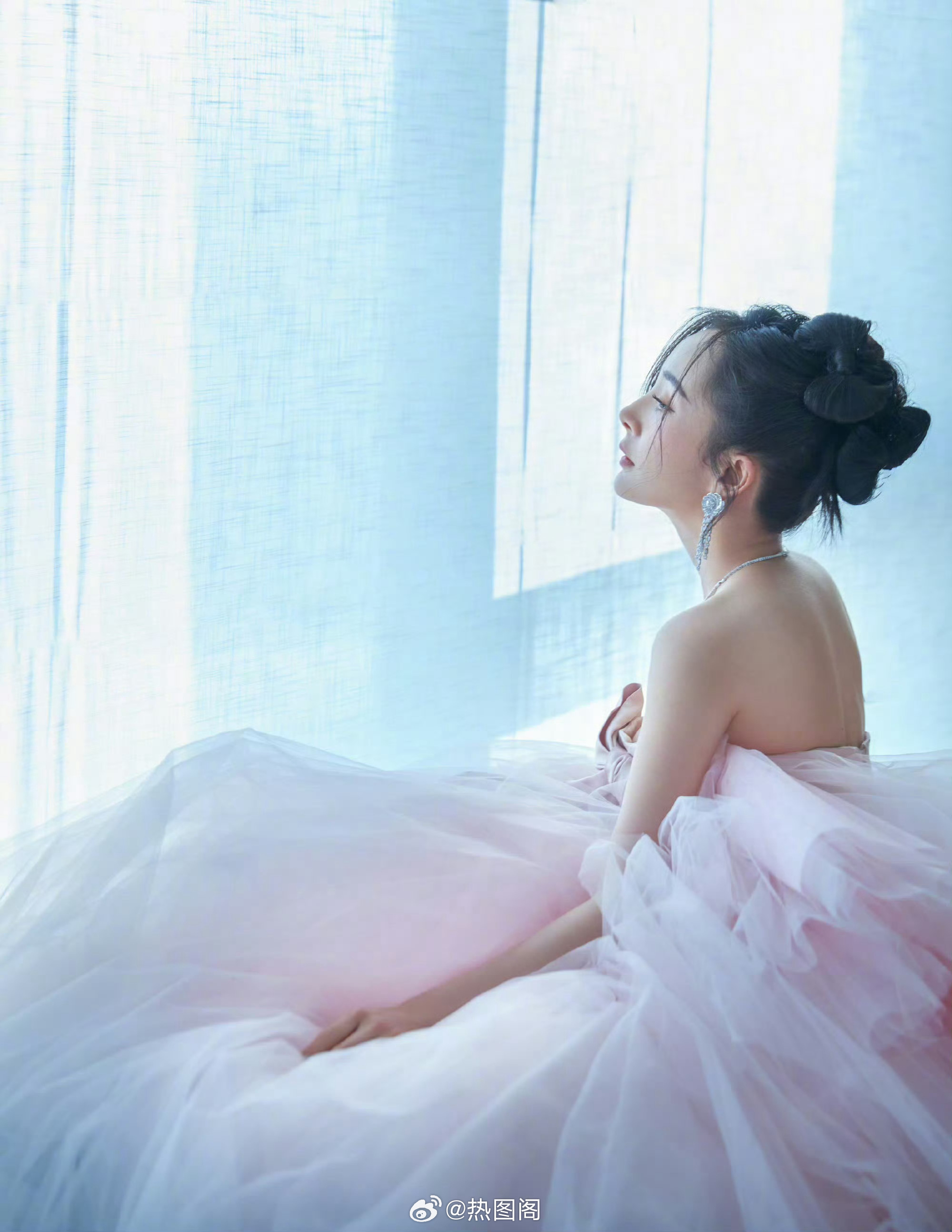 杨幂仙女气息，穿上公主的纱裙，诠绎粉色的童话浪漫 