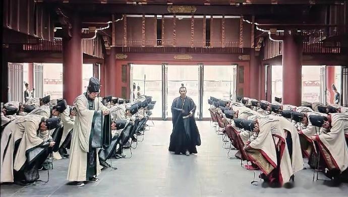 不懂就问，《庆余年2》庆帝上朝，全体文武百官皆府首弯腰，为何范建却能鹤立鸡群？ 