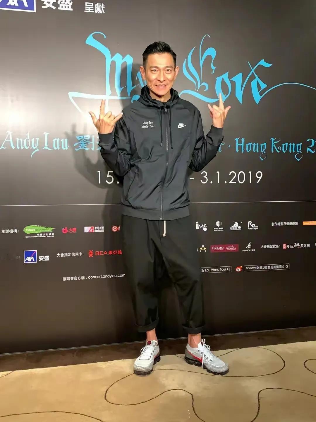 还真是哈！刘德华好像从来没穿过拖拖拉拉的长裤腿的裤子，所以，男人穿裤子裤腿不要太