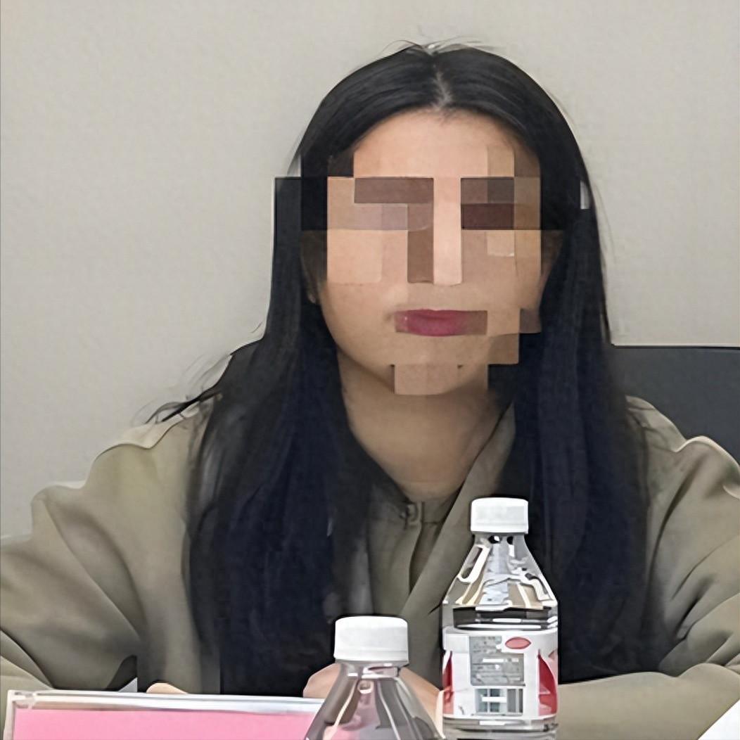 八万元买下的车位，五次推诿的谎言，两通打给警察的电话。
这个夏天，一位年轻干部的
