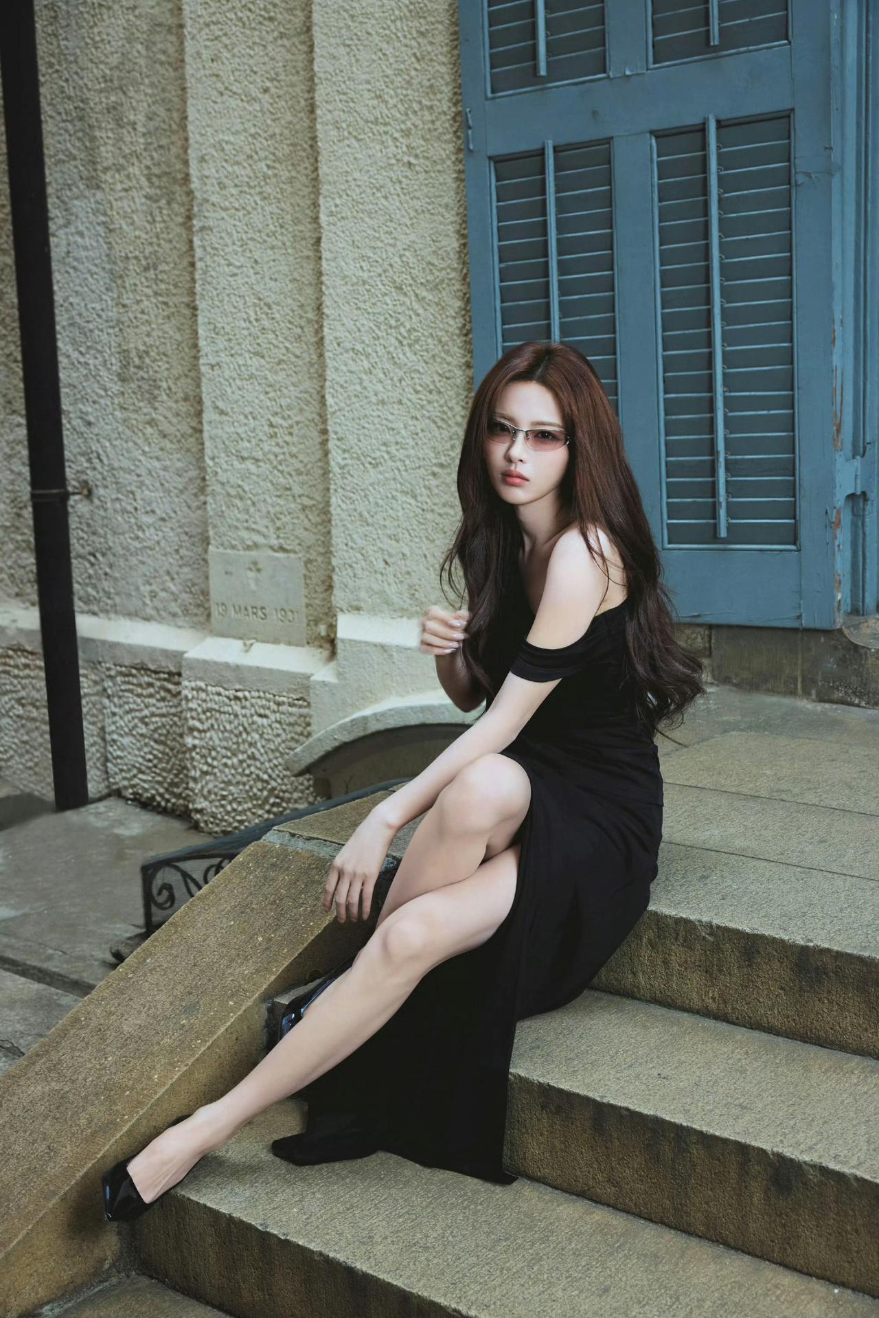 优雅黑裙，复古风情，静坐台阶，时光流转。