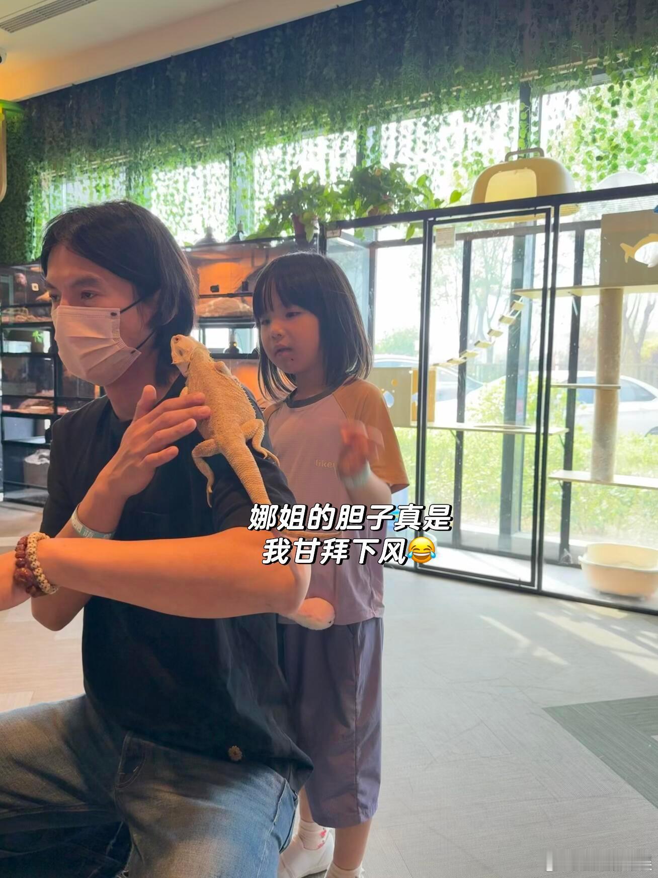 张婉婷宋宁峰风波后带娃出游张婉婷宋宁峰带娃出游 张婉婷宋宁峰风波后带娃出游，毕竟