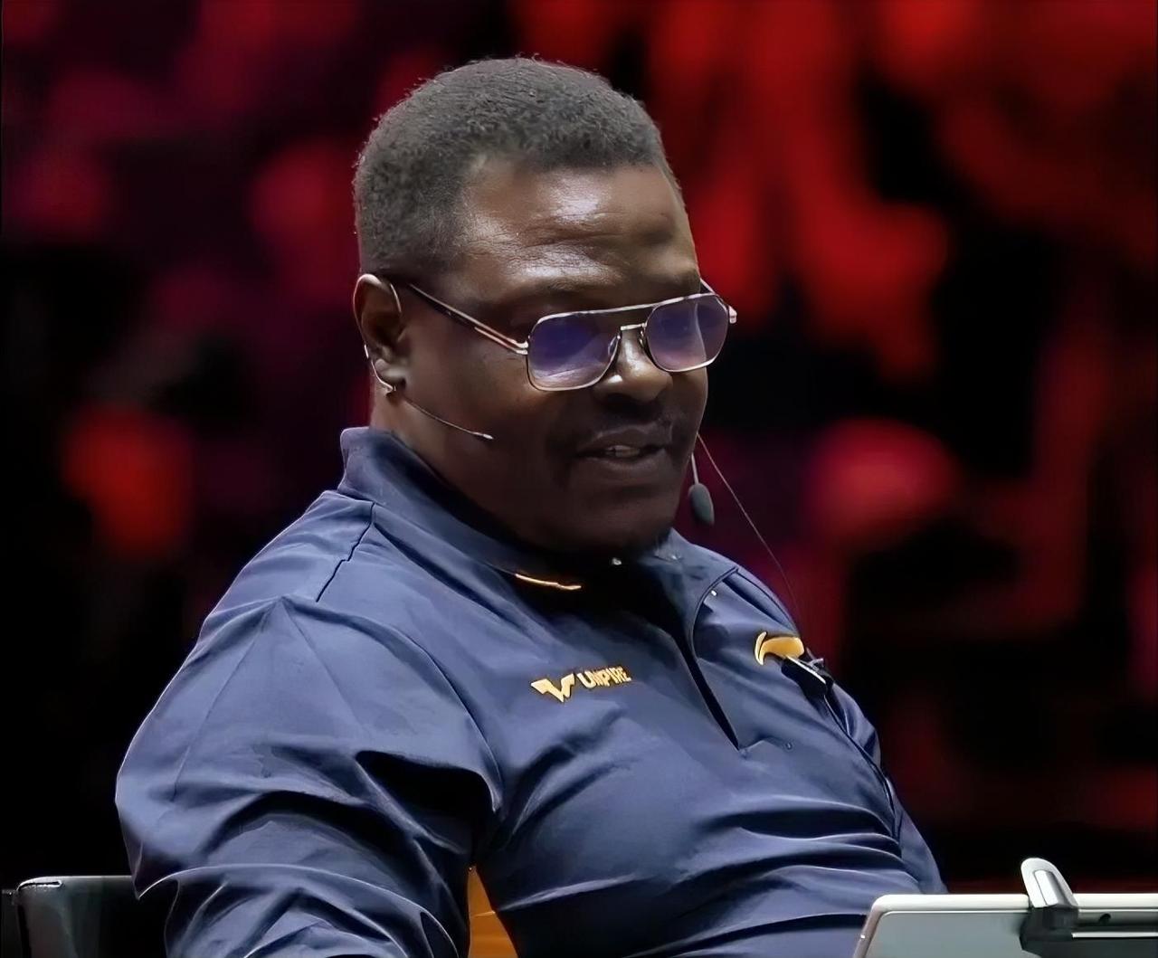 新加坡大满贯胖胖的黑人裁判出彩，
只要他在1号台担任裁判，
看到发球回抛、遮挡，