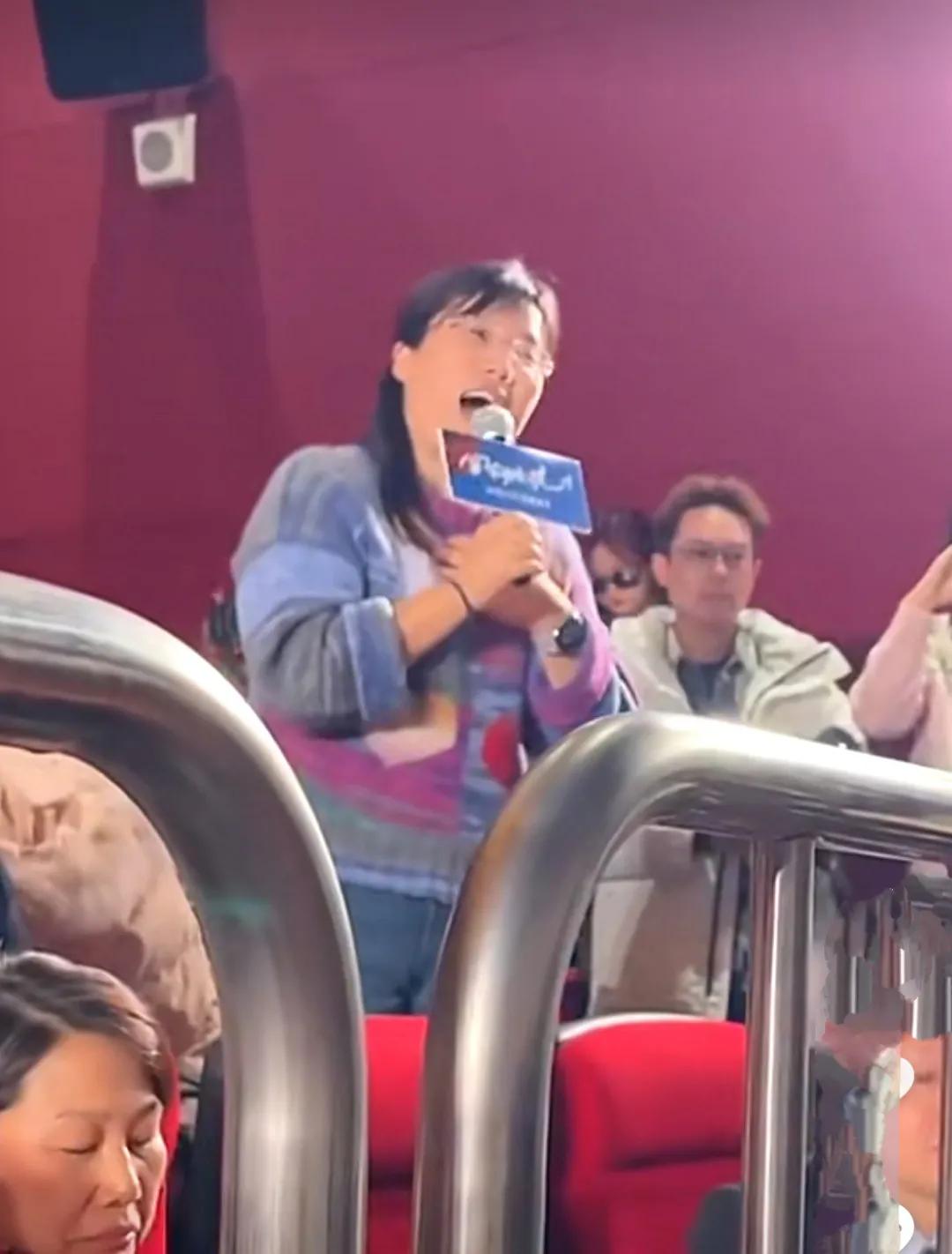 费翔在长春路演现场，大妈现场用英语和费翔交流，这大妈口才了得，应该是个英语老师吧