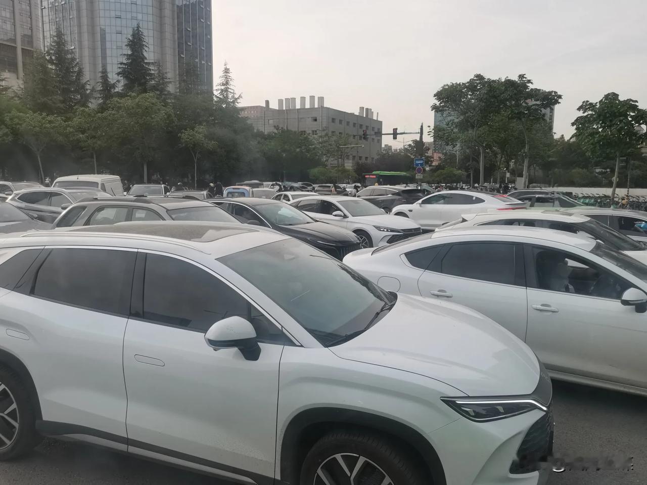 西安限行仍难解上下班高峰堵车之痛，通勤者依旧深陷“堵局”