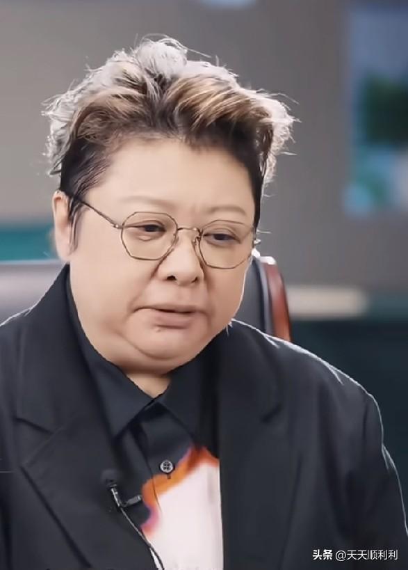 “走面儿”风波已慢慢落幕，网友们也把厚厚滤镜给戳破了。以前那副“大姐大”做派，满