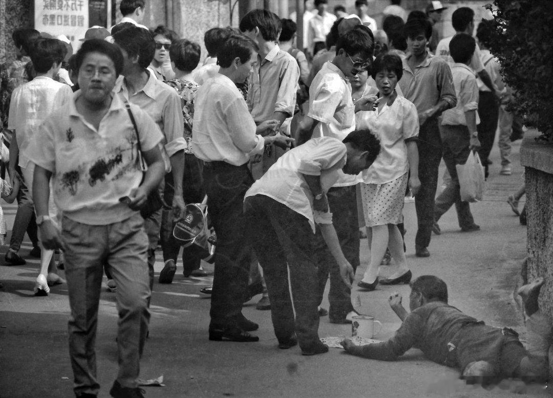 摄影人  王鹭佳用胶片拍的老照片：怀旧的纪念。（埃及金字塔1998）老照片纪实摄