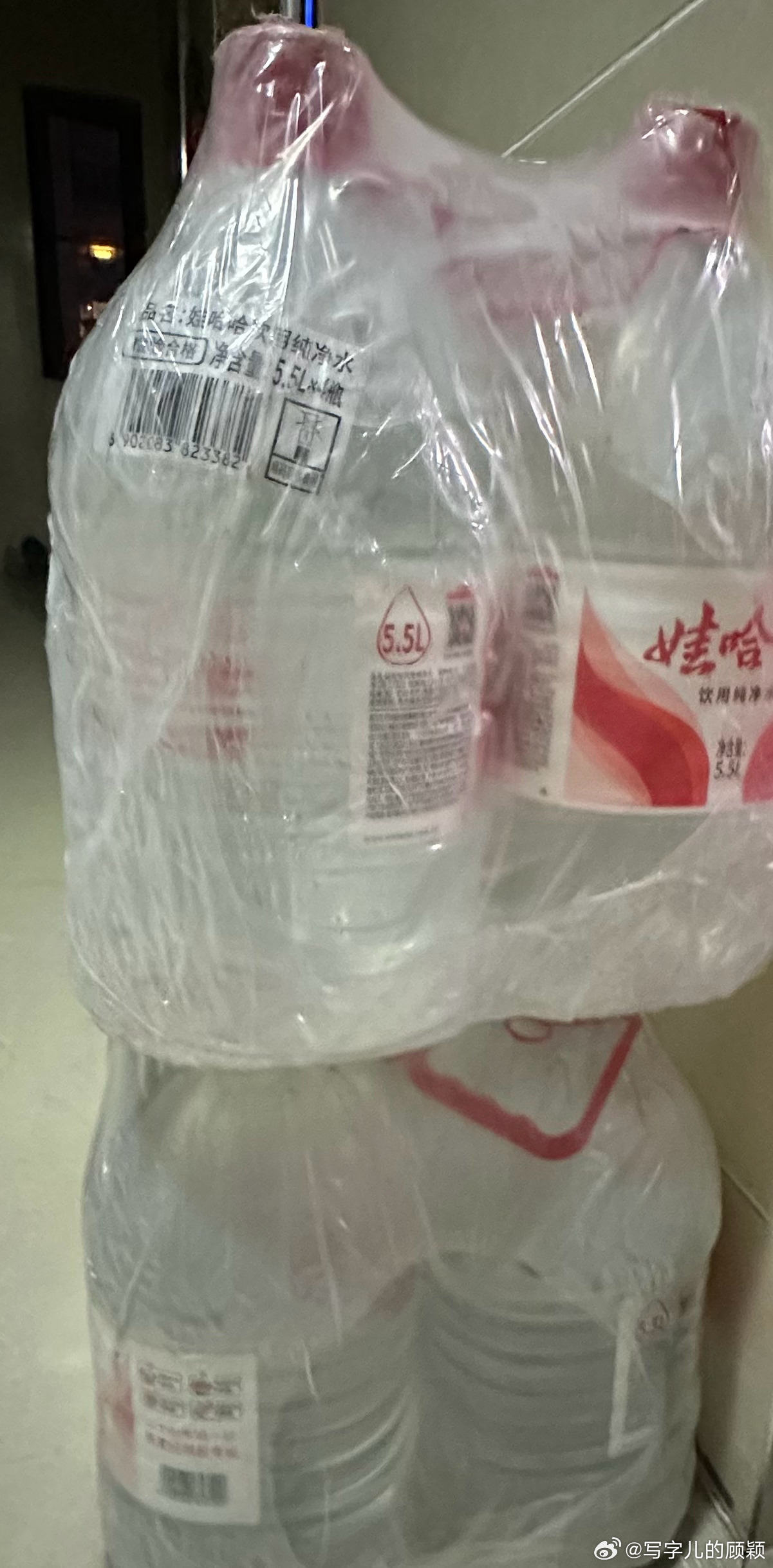 回家，门口意外敦敦实实8桶水。看收货地址，旁边楼栋同房号邻居家的。配送员送错了。