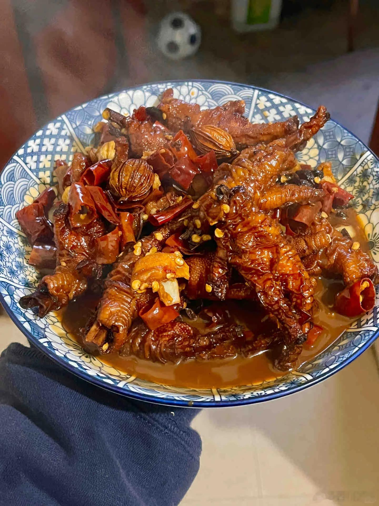 看似很难，实际也不容易的家常虎皮鸡爪做法，之前尝试过几次都不起虎皮，请教了一位很