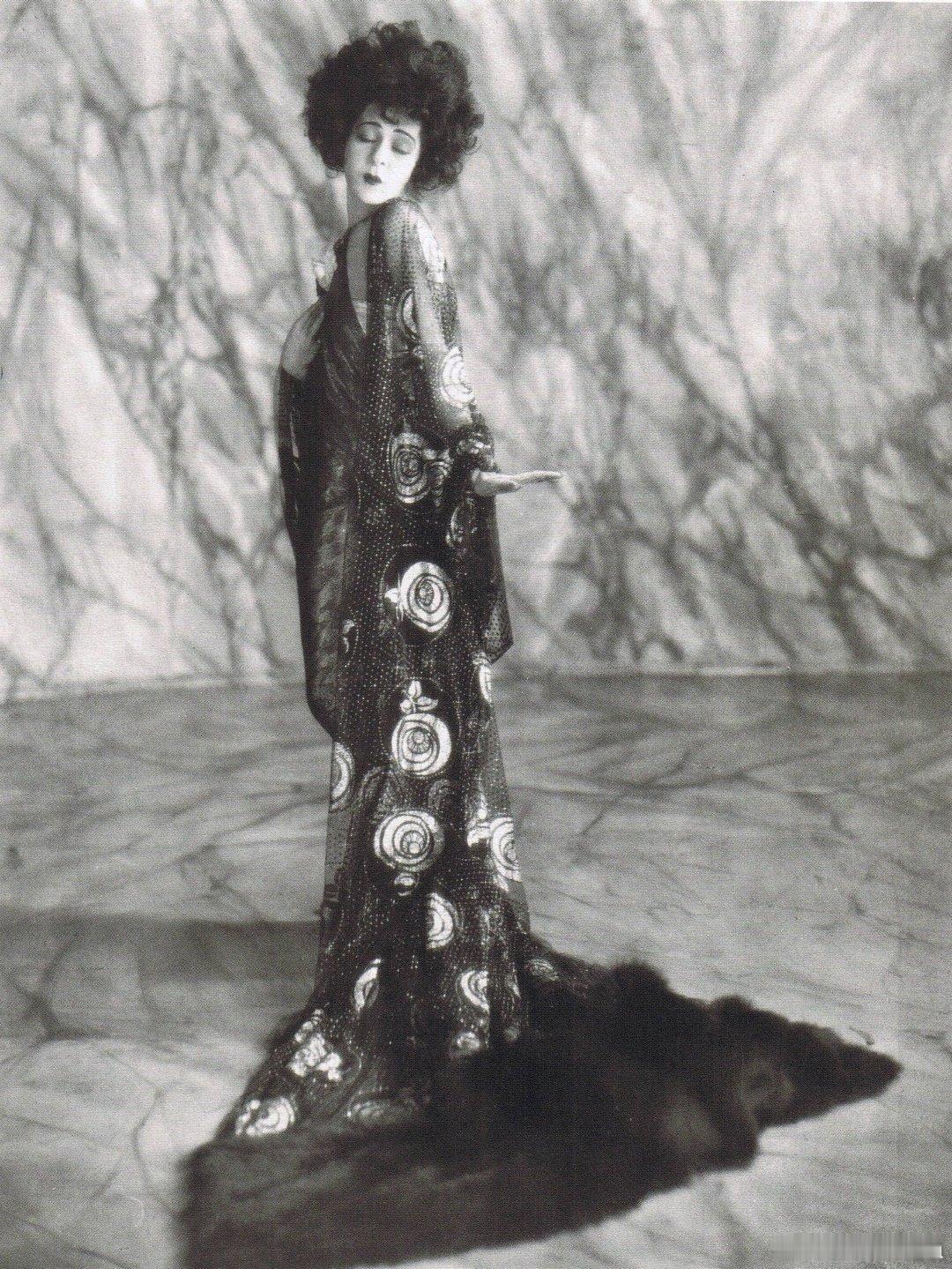 #西洋历史文化鱼缸[超话]# #历史云讲堂# 1921年，电影《茶花女》女主角、